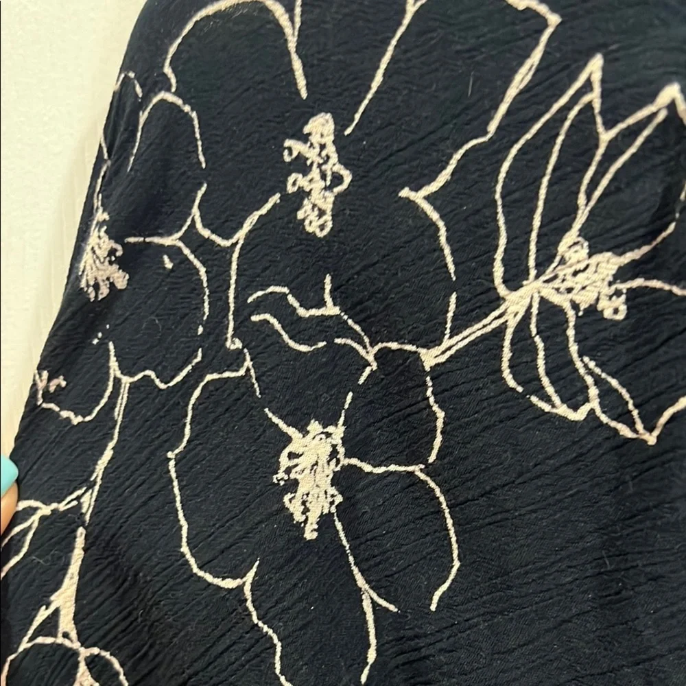 Billabong Black Floral Blouse size large - Picture 3 of 8